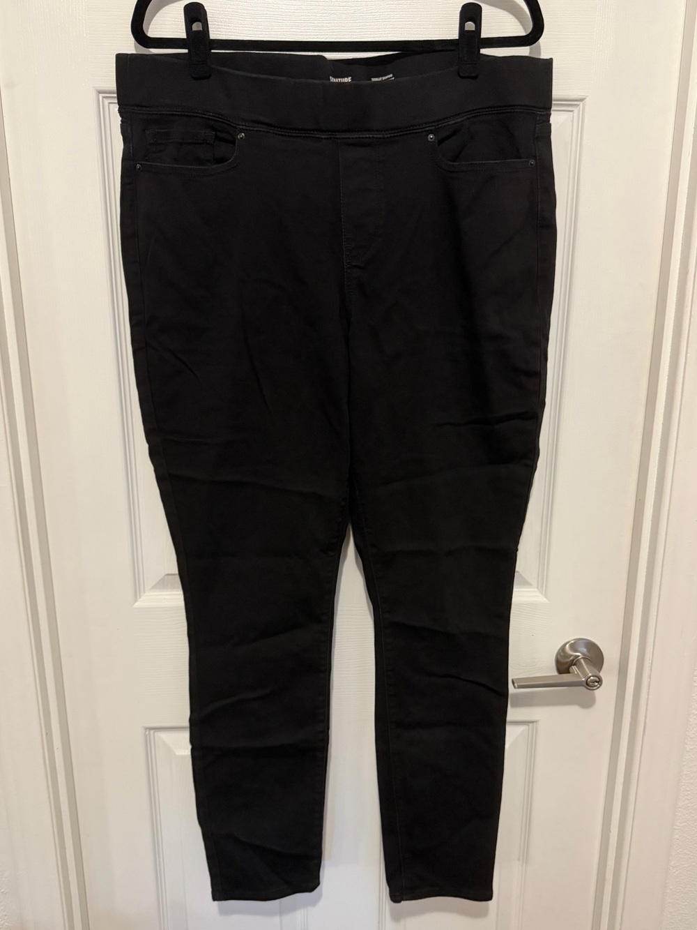 Signature by Levi Strauss Black Totally Shaping Pull-On Skinny Jeans